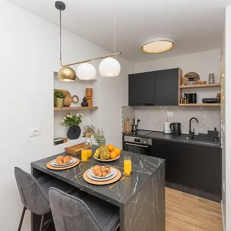 Bianco, Near Beach, Free Parking, Wi-fi Apartment