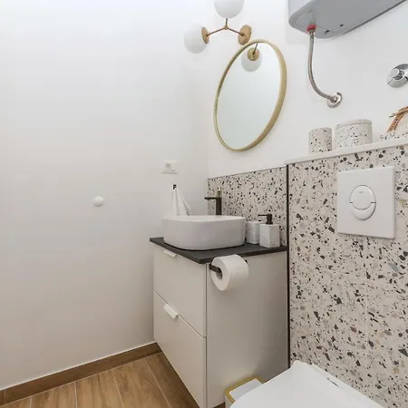 Apartment Bianco, Near Beach, Free Parking, Wi-fi Makarska