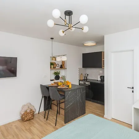 Bianco, Near Beach, Free Parking, Wi-fi Apartment Makarska