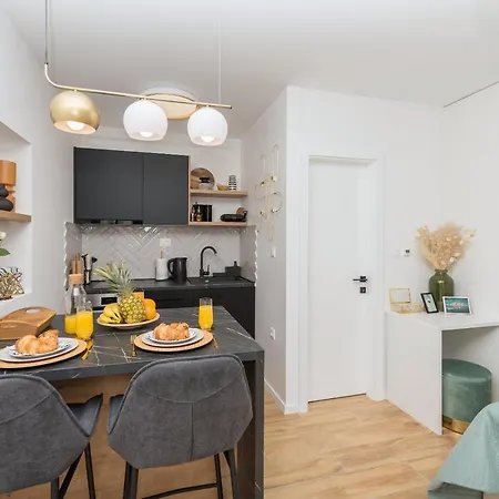 Bianco, Near Beach, Free Parking, Wi-fi Apartment